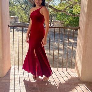 Velvet one shoulder strap classy cocktail dress.